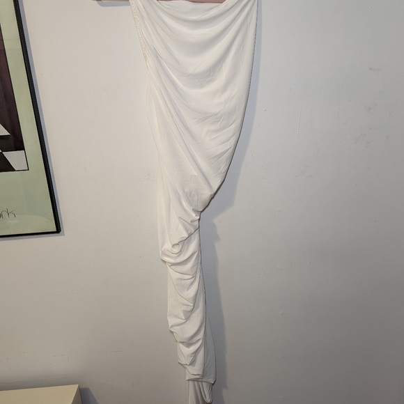 Norma Kamali Diana One-Shoulder Ruched Gown - Picture 5 of 7